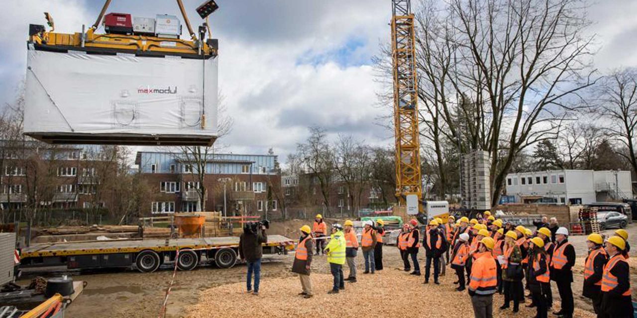Ein Modul wird vom LKW geladen