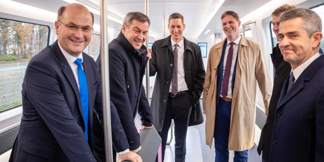 Gute Stimmung im TSB. Albert Füracker und Markus Söder fahren zusammen mit den "Bögel´s" im TSB 