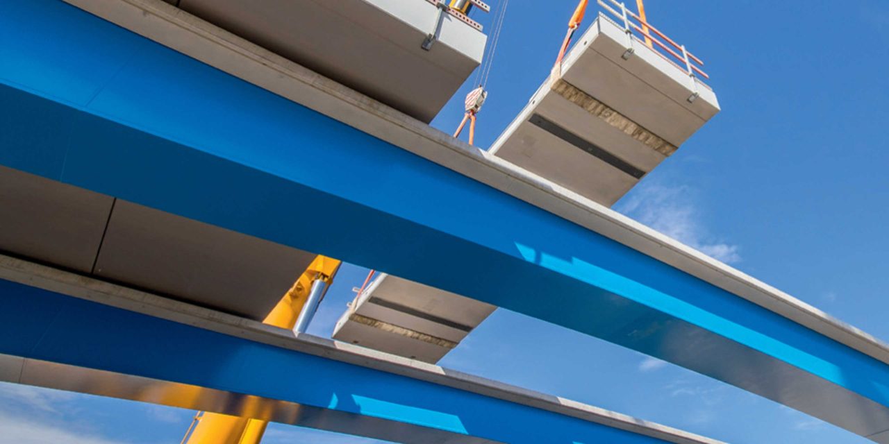 Die Überspannung besteht aus Stahlbetonträgern und losen Betonfahrbahnplatten, die präzise geschliffen sind, sodass eine fugenlose Verbindung und Abdichtung gewährleistet ist und kein Asphalt erforderlich ist.