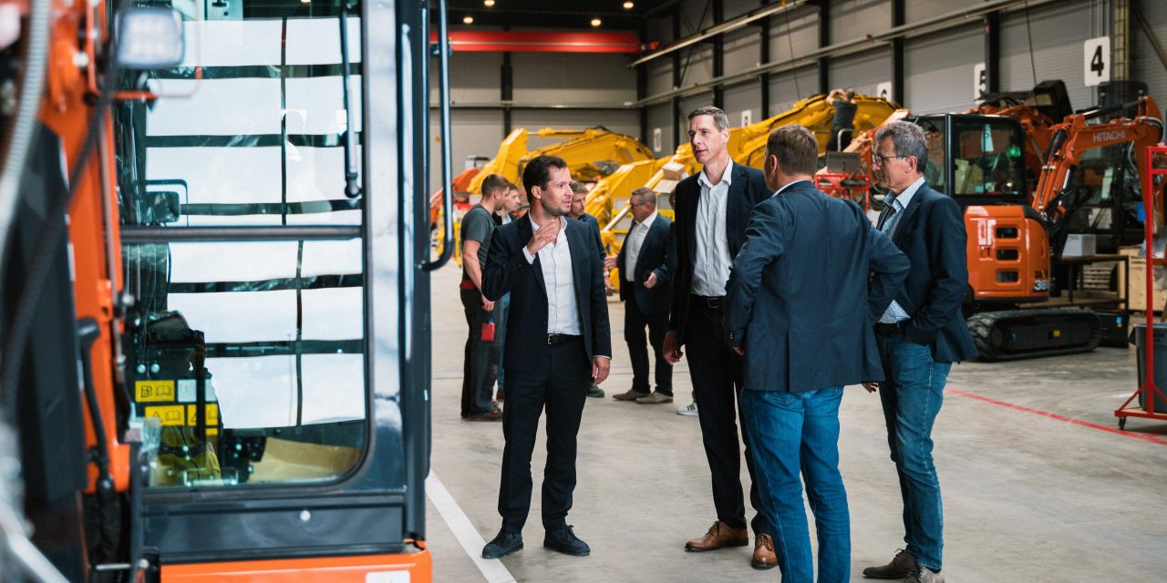 Bild von links: Richard Honig, Leiter Max Bögl Transport & Geräte / Philipp Hortolani, Max Bögl Roh- & Baustoffe – Leiter Mischanlagen / Stefan Bögl, Vorstandsvorsitzender / Erhard Wolfrum, Max Bögl Transport & Geräte – Leiter Logistik / Markus Richthammer, Vorstand.