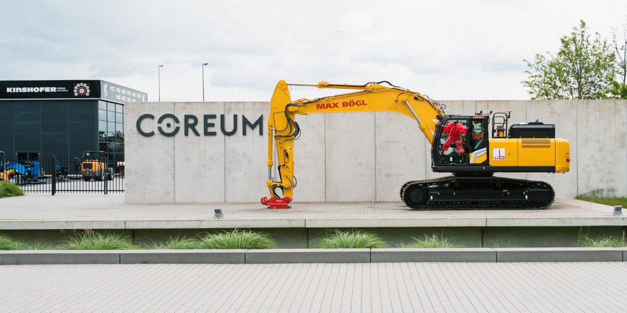 Ein neuer Bagger vor dem Coreum Gebäude