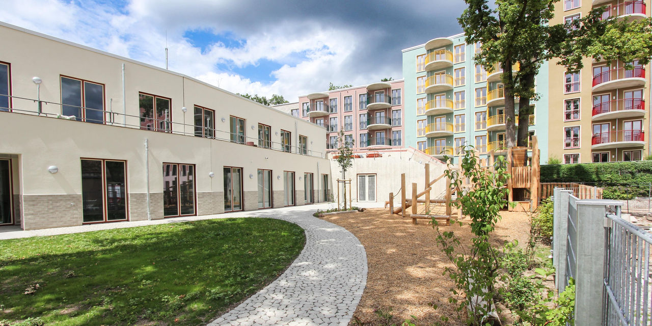 Fassade Regensburger Viertel und Spielplatz