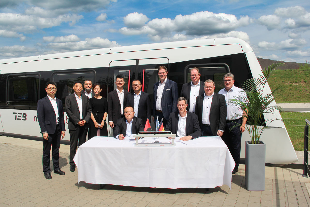 Die Firmengruppe Max Bögl und Xinzhu Road & Bridge Machinery Co. Ltd. haben alle Lieferverträge zur Magnetschwebebahn Transport System Bögl (TSB) erfolgreich abgeschlossen. Ein neuer Kooperationsvertrag mit dem neugegründeten Unternehmen Sichuan Development Maglev Technologies – wie Xinzhu ein Tochterunternehmen der Sichuan Development Holding-Gruppe – vertieft nun die Zusammenarbeit für den Bau weiterer Anwendungsstrecken in China.