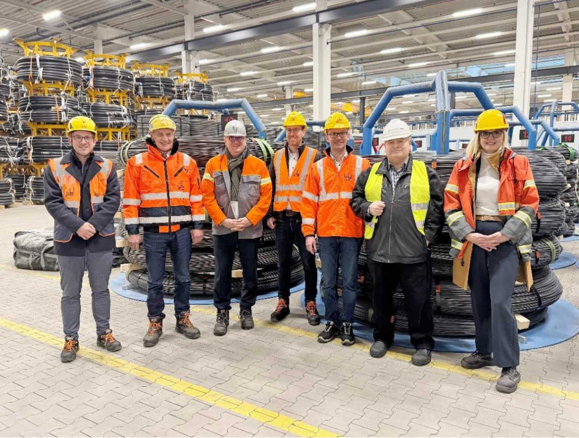 Erfolgreiche Vertragsunterzeichnung zwischen der Nordex Group und Max Bögl – gemeinsam stark für die Energiewende in Deutschland (v.l. Stefan Braun, kfm. Leiter Max Bögl Wind AG, Dr. Ilya Hartmann, CFO Nordex SE, Michael Bögl, Vorstand Max Bögl Gruppe, Wim Geldhof, Chief Procurement Officer Nordex SE, José Luis Blanco Diéguez, CEO Nordex SE, Stefan Bögl, Vorstandsvorsitzender Max Bögl Gruppe, Josef Knitl, Vorstand Max Bögl Wind AG)