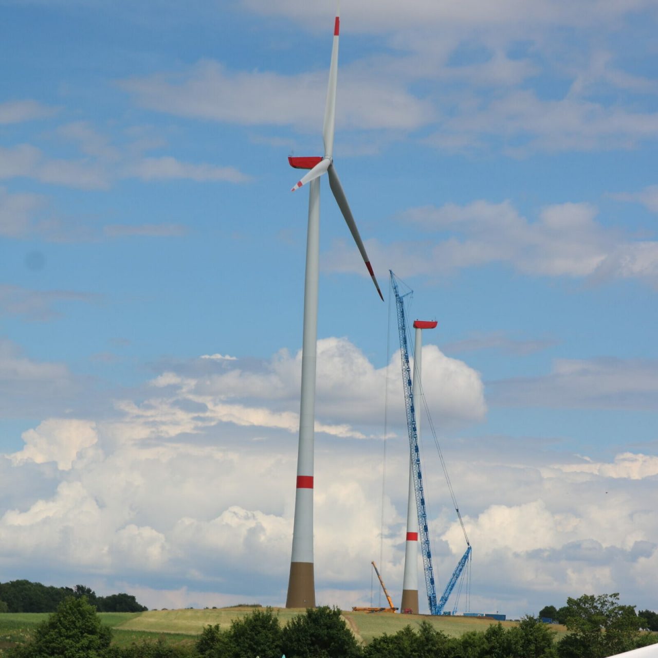 Der Windpark Weißer Turm im Gebiet Wargolshausen / Wülfershausen feierte am 24. Juni 2022 Richtfest. Bild: Wust – Wind & Sonne, zum Abdruck frei.