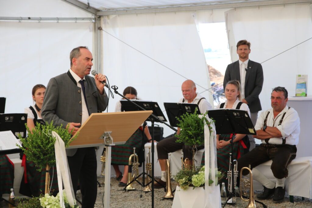 Bayerns Wirtschaftsminister Hubert Aiwanger betonte in seiner Rede anlässlich der Windparkeröffnung: „Angesichts der angespannten energiepolitischen Lage ist das Richtfest für den Windpark Weißer Turm ein Signal für Unabhängigkeit, Optimismus und Zukunft“. Bild: Wust – Wind & Sonne, zum Abdruck frei.