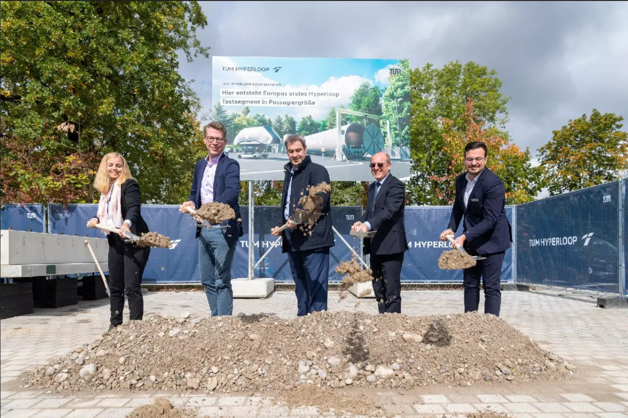 Bilder Spatenstich . v.l.n.r.: Raphaela Schiburr - TUM Hyperloop, Markus Blume - Bayerischer Wissenschaftsminister, Dr. Markus Söder - Bayerischer Ministerpräsident; Prof. Gerhard Kramer - Vizepräsident TUM; Gabriele Semino - TUM Hyperloop