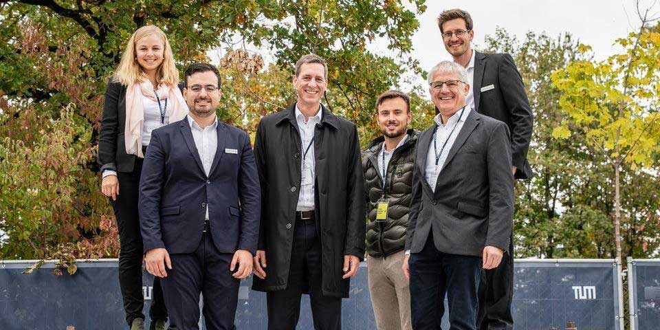 Bild / Personen v.l.n.r.: Raphaela Schiburr - TUM Hyperloop, Gabriele Semino - TUM Hyperloop, Stefan Bögl - Vorstandsvorsitzender Firmengruppe Max Bögl, Pascal Burger - Firmengruppe Max Bögl, Udo Hiller - Firmengruppe Max Bögl, Domenic Radek - TUM Hyperloop.   