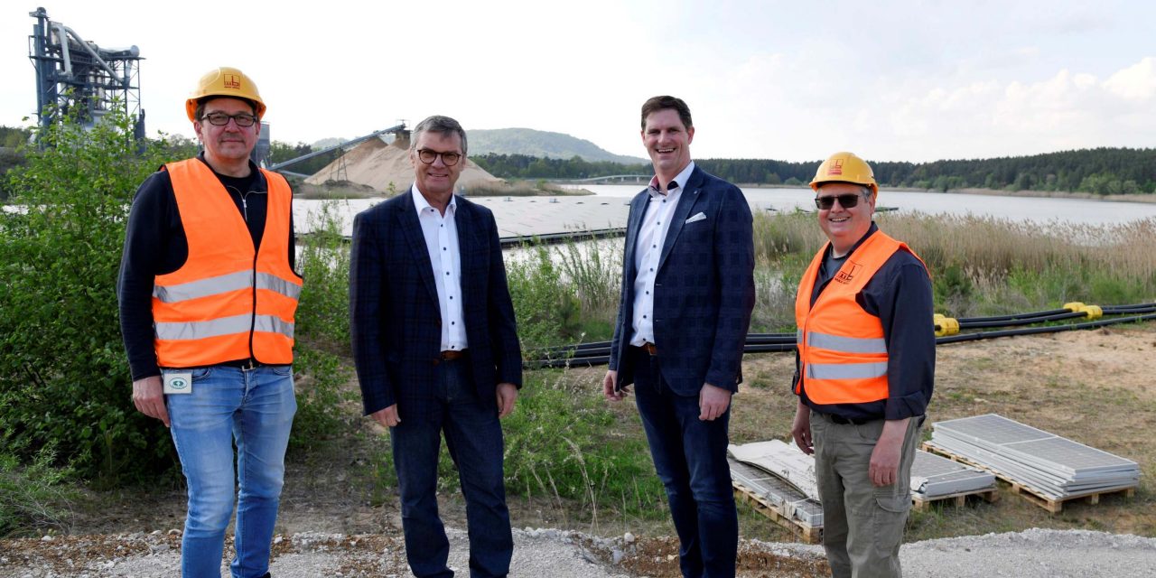 Die Projektverantwortlichen Josef Bayer (Bild rechts) und Christoph Walter (Bild links) erläuterten BGM Werner Brandenburger und Gesellschafter Johann Bögl vor Ort den aktuellen Stand der Baumaßnahme.