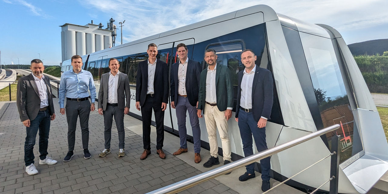 Foto von links nach rechts: Herr Joachim Dejaco – CEO von der STA - Südtiroler Transportstrukturen AG der Autonome Provinz Bozen, Herr Michael Andergassen - Sonderbeauftragter für Landesmobilitätsplanung und Verkehrssteuerung der Autonomen Provinz Bozen, Herr Christian Goller – Gesellschafter Goller Bögl GmbH, Herr Stefan Bögl – Vorstandsvorsitzender der Firmengruppe MB, Herr Johann Bögl – Gesellschafter der Firmengruppe MB, Herr Ing. Daniel Alfreider – Landeshauptmannstellvertreter und Landesrat für Infrastrukturen und Mobilität und für die Ladinische Bildung und Kultur, Her Michael Goller – Gesellschafter Goller Bögl GmbH