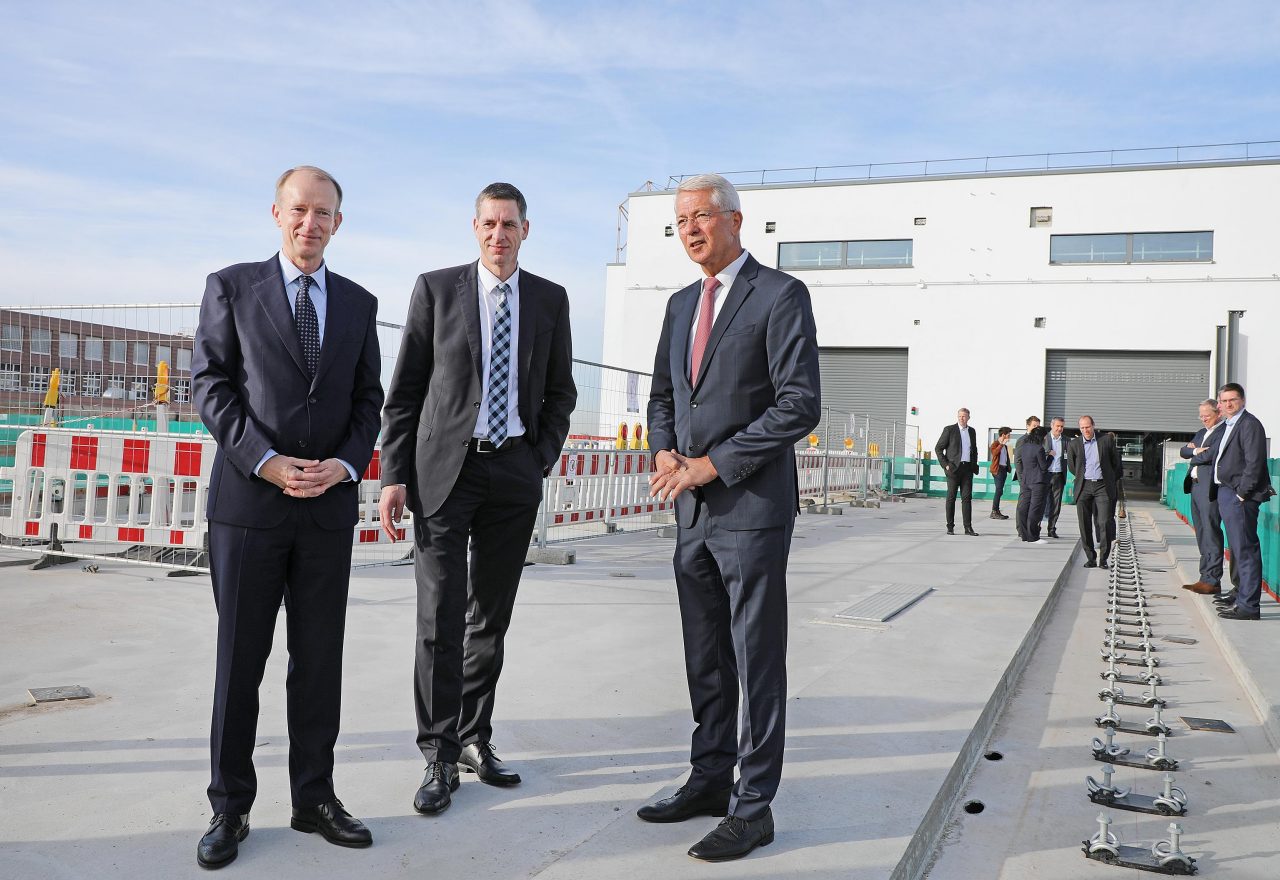 Am 3. November wurde am Flughafen Frankfurt erstmalig ein Zug der neuen Sky Line-Bahn präsentiert. Die neue Bahn bindet zukünftig das Terminal 3 an die bestehenden Terminals an. Nachdem der erste von insgesamt zwölf Zügen aus dem Produktionswerk von Siemens Mobility in Wien angeliefert wurde, stellte der Vorstandsvorsitzende der Fraport AG, Dr. Stefan Schulte (2.v.l.), das Fahrzeug der Öffentlichkeit vor. Mit dabei waren auch Albrecht Neumann, CEO Rolling Stock bei Siemens Mobility (3.v.l.), und Stefan Bögl, Vorstandsvorsitzender der Firmengruppe Max Bögl (1.v.l.). In den kommenden Wochen wird das Fahrzeug für die ersten Testfahrten, die für 2023 geplant sind, vorbereitet.