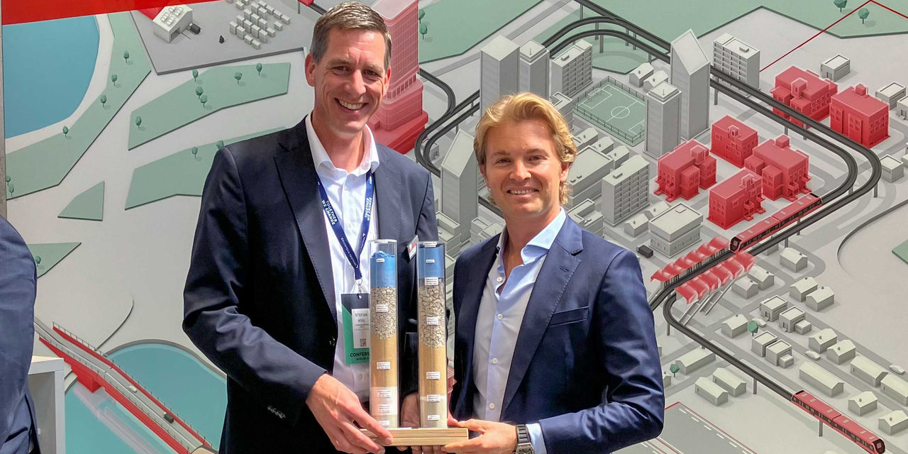 Vorstandsvorsitzender Stefan Bögl erläutert Gründer und Investor des GreenTech Festival, Nico Rosberg, die Nachhaltigkeitsthemen der Firmengruppe Max Bögl am Infostand.