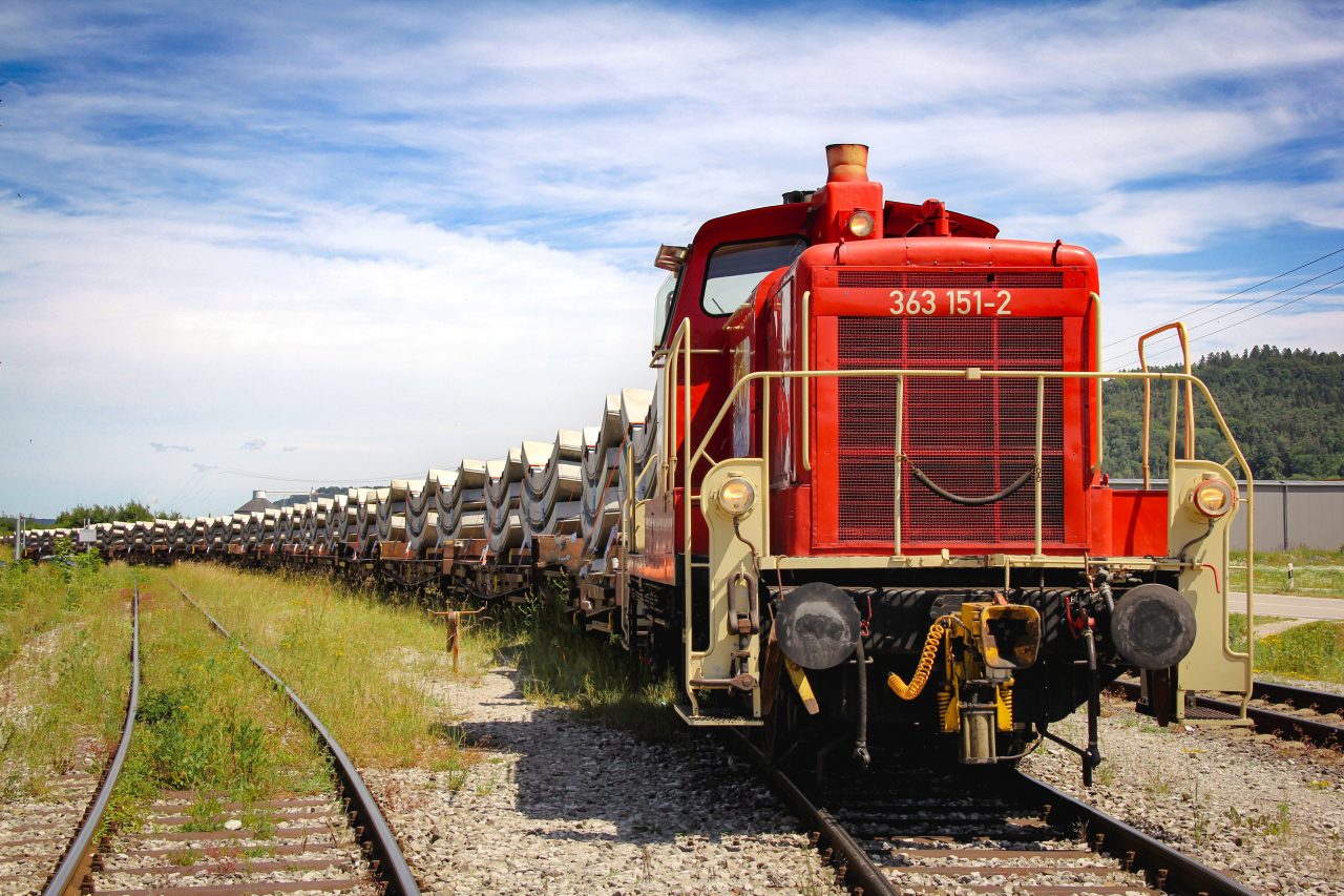 Zug mit Tübbings verlässt das Werk in Sengenthal