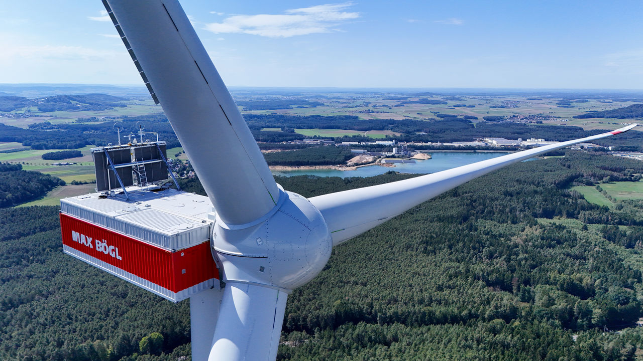 Weltrekord-Nabenhöhe: Max Bögl und Vestas stellen Windprojekt mit höchstem Serien-Turm für Windenergieanlagen fertig