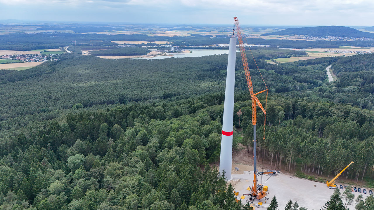 Weltrekord nimmt Gestalt an: Max Bögl stellt Betonturm der höchsten Serien-Windenergieanlage an Land fertig