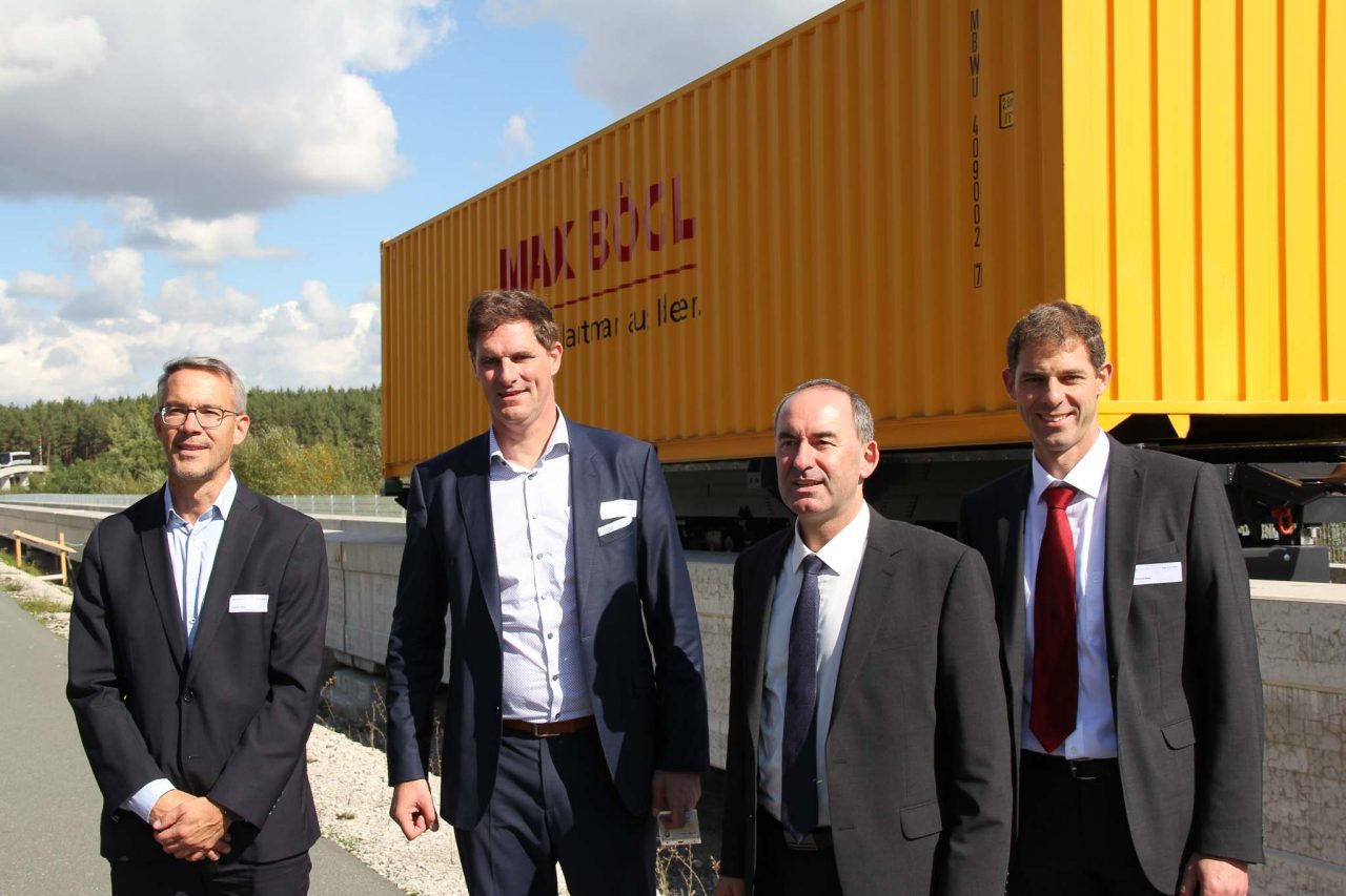 Im Rahmen der Veranstaltung wurde die Firmengruppe Max Bögl für ihr Engagement und Eigeninitiative in Hinblick auf die Umsetzung verschiedenster Projekte zur Energiewende, wie z.B. die schwimmende PV-Anlage am Standort in Sengenthal, vom Staatsminister Hubert Aiwanger und dem Regierungsvizepräsidenten der Oberpfalz, Florian Luderschmid, als Unterstützer in das „Team Energiewende Bayern“ aufgenommen. Darüber freute sich Gesellschafter Johann Bögl sehr und kündigte weiterhin tatkräftige Unterstützung an.   