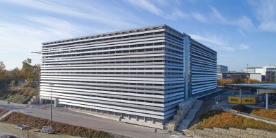 Für den Werkzeughersteller Hilti in Kaufering hat die Firmengruppe Max Bögl bereits zwei Parkhäuser inklusive einer Aufstockung realisieren dürfen. Das erste Parkhaus entstand von Juni 2015 bis Dezember 2015 innerhalb einer nur siebenmonatigen Bauzeit. Das dreischiffige Gebäude im Parkhaussystem Bögl bietet Platz für 652 PKWs. Das zugehörige Pförtnergebäude entstand als Anbau in Ortbeton-Fertigteilbauweise.