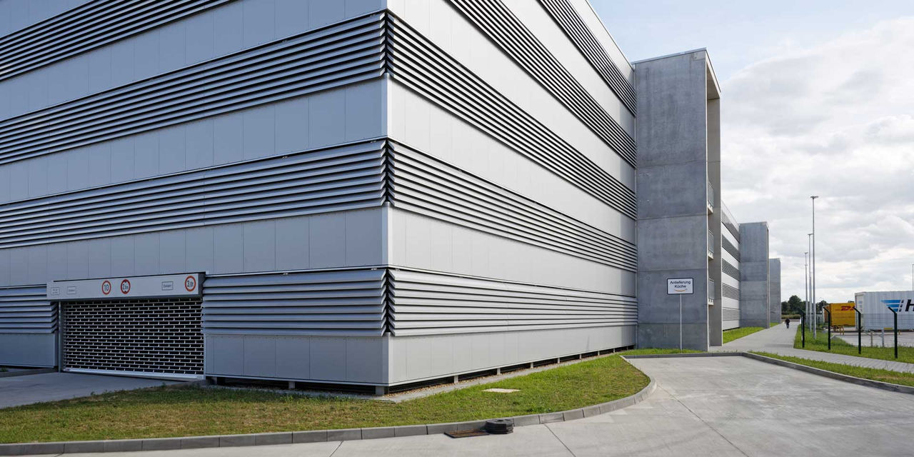Parkhaus an einem Logistikzentrum
