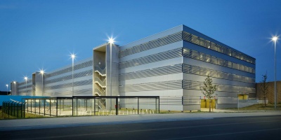 Direkt im Anschluss an ein Logistikzentrum für ein großes E-Commerce Unternehmen wurde im Zeitraum von Juni 2018 bis Mai 2019 ein Systemparkhaus mit knapp 1.100 Stellplätzen in Mönchengladbach gebaut. In den 12 Monaten Bauzeit wurden 950 to Stahl und über tausend beschichtungslose Betonfertigteil-Deckenplatten verbaut.