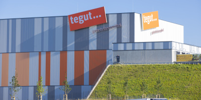 Auf der 230.000 m² großen Grundstücksfläche erfolgte im Oktober 2020 der Baustart. Heute steht am Standort Hünfeld-Michelsrombach ein modernes tegut… Logistikzentrum mit einem Zentrallager für Trockenware und Kühlprodukte.