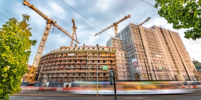 Moderne Architektur in malerischer Altstadt: Nach über 20 Jahren Leerstand entstand auf dem Areal neben dem Nürnberger Hauptbahnhof ein ansprechender Gewerbekomplex. Das Tafelhof Palais, bei dem der denkmalgeschützte Rundbau in den Neubau integriert wurde, bietet zukünftig Platz für Hotels, Büros und ausgewählte Dienstleister.