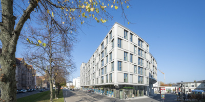 Im Luitpoldviertel in Nürnberg wird ein gemischt genutztes innerstädtisches Quartier entwickelt, in dem die BayernHeim gemeinsam mit dem Projektentwickler, der KIB Gruppe, Wohnraum und Nahversorgungsmöglichkeiten in direkter Nachbarschaft errichtet. In Arbeitsgemeinschaft mit der Fa. GS Schenk erstellte Max Bögl dort den Gebäudekomplex Q5 mit 86 öffentlich geförderte Wohnungen, Tiefgarage und einer Gewerbeeinheit.