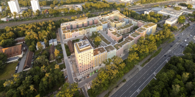 Mit dem Neubau des „Regensburger Viertels“ am südöstlichen Stadtrand von Nürnberg realisierte Max Bögl im Auftrag der Siedlungswerk Nürnberg GmbH ein farbenfrohes Ensemble, das seinen Bewohnern eine echte Heimat bietet. Entstanden ist ein modernes und attraktives Quartier mit bezahlbarem Wohnraum – von kompakten Apartments bis hin zu großzügigen 5-Zimmer-Wohnungen für Familien mit Kindern. Das Viertel umfasst auch eine Kindertagesstätte, ein Familienzentrum, Läden sowie Gewerbe- und Büroflächen. Ergänzt wird das Areal im Stadtteil Zerzabelshof durch ein fünfgeschossiges Parkhaus mit 374 Stellplätzen und eine Tiefgarage.