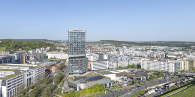 Auf einem rund 9.000 m² großen Areal am Pragsattel entstand in Stuttgart nicht nur das neue Porsche Zentrum Stuttgart, das die Herzen von Motorsport-Fans höherschlagen lässt. Die Firmengruppe Max Bögl errichtete dort auch den Porsche Design Tower Stuttgart, der mit seinen 25 Stockwerken zu den höchsten Büro- und Wohngebäuden Stuttgarts zählt und dank seiner innovativen Architektur das Stadtbild bereichert.