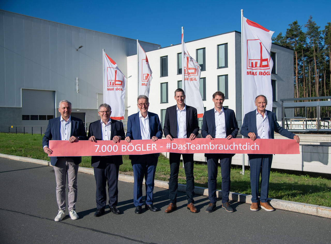 Rekordstand an Beschäftigten, das freut auch die Vorstände der Firmengruppe Max Bögl. Personen von Links: Markus Richthammer, Vorstand Industrie / Johann Braun, Vorstand Hochbau / Martin Holfelder, Vorstand Infrastruktur / Stefan Bögl, Vorstandsvorsitzender / Michael Bögl, Vorstand Bereich kaufmännisch / Josef Knitl, Vorstand Wind