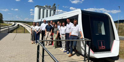 Die Firmengruppe Max Bögl ist mit einer Vielzahl an Produkten für den schnellen Infrastrukturbau ein wichtiger Partner zum Gelingen der Mobilitätswende. Über diese und weitere Zukunftsthemen – wie die Entwicklung CO2-reduzierter Betone – informierten sich am vergangenen Dienstag in Sengenthal Dr. Anjes Tjarks (Senator) und weitere Vertreter der von ihm geleiteten Behörde für Verkehr und Mobilitätswende Hamburg. Begrüßt und durch das Werk geführt wurde die Gruppe von Johann Bögl, Gesellschafter und Vorsitzendem des Aufsichtsrats.