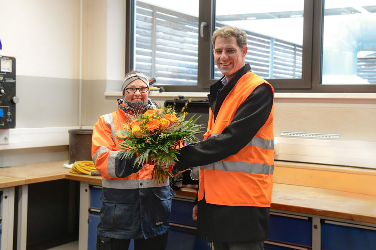 Michael Bögl begrüßt Nicola Bößl als 1.000. Frau im Unternehmen.