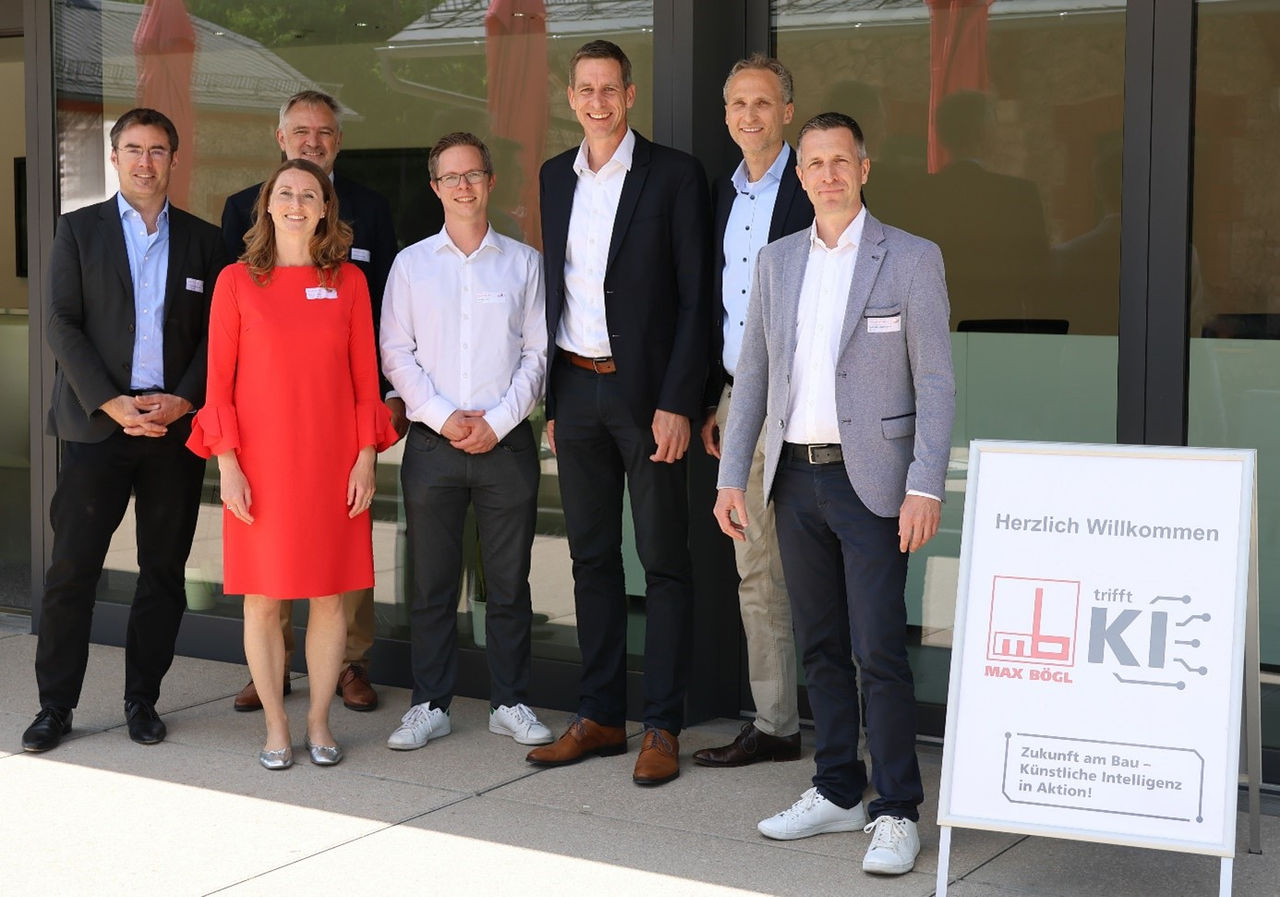 Künstliche Intelligenz verändert die Welt – und die Firmengruppe Max Bögl gestaltet diesen Wandel aktiv mit! Beim ersten KI-Symposium unter dem Motto „Max Bögl trifft KI“ setzte das Unternehmen ein kraftvolles Zeichen für die digitale Transformation der Bauindustrie. 