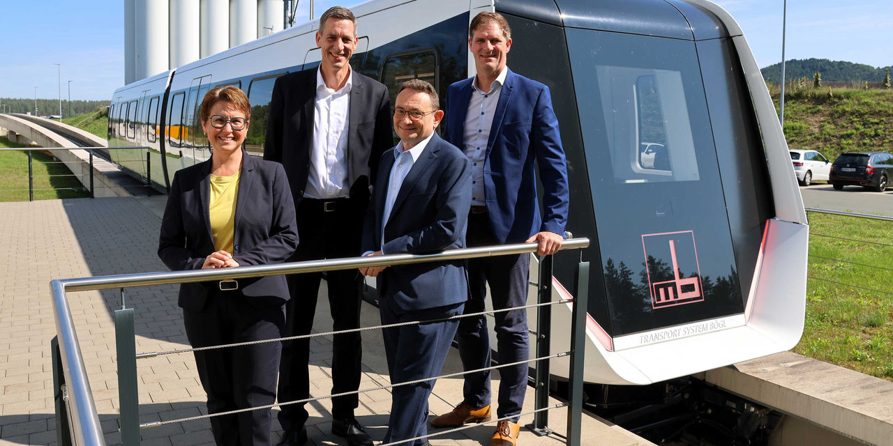 Personen von Links: MdB Susanne Hierl, Vorstandsvorsitzender Stefan Bögl, Parlamentarischer Staatssekretär Ulrich Lange und Gesellschafter Johann Bögl.