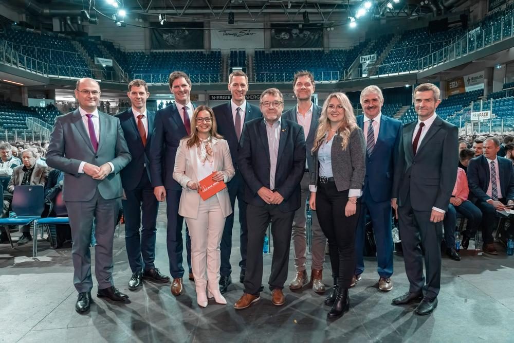 Gruppenbild mit Gästen von links nach rechts: Albert Füracker, Bayerischer Finanz- und Heimatminister / Michael Bögl, Vorstand / Johann Bögl, Gesellschafter / Karin Hammerl-Ranftl, Vorsitzende des Gesamtbetriebsrates / Stefan Bögl, Vorstandsvorsitzender / Karl Bauer, Regionalleiter Bayern der IG-Bauen-Agrar-Umwelt / Prof. Dr. med. Volker Busch, Neurowissenschaft & Psychologie für Beruf und Alltag / Pia Bruckmeier, Vorsitzende der Jugend- und Auszubildendenvertretung / Helmut Baierl, stellvertretender Vorsitzender des Gesamtbetriebsrates / Max Bögl, Gesellschafter.  Fotos:  Firmengruppe Max Bögl / Reinhard Mederer
