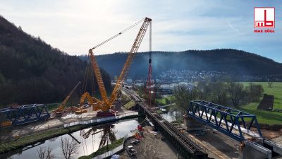 Infrastruktur 24.06.2024 Auf der Eisenbahnstrecke von Tuttlingen nach Sigmaringen wurde eine Erneuerung der 130 Jahre alten Stahlfachwerkbrücke über die Donau notwendig.  Für den Ersatzneubau ist die alte Brücke mit einem Gewicht von 300 Tonnen zunächst halbiert und abschließend ausgehoben bzw. abgebrochen worden. Anschließend wurden die alten Widerlager und Pfeiler abgebrochen sowie der Bahndamm ein Stück zurückgebaut, um Platz für das neue Bauwerk zu schaffen.