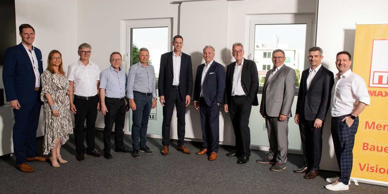 Feierliche Eröffnung des neuen Büro-Standortes von Max Bögl in München. Personen von links: Johann Bögl, Gesellschafter / Karin Hammerl-Ranftl, Gesamtbetriebsratsvorsitzende / Johann Geber, Standortleitung / Bauer Johann, Standortleitung / Stefan Jacob, Standortleitung / Stefan Bögl, Vorstandsvorsitzender / Markus Richthammer, Vorstand / Martin Holfelder, Vorstand / Johann Braun, Vorstand / Max Bögl, Gesellschafter / Matthias John, Standortleitung