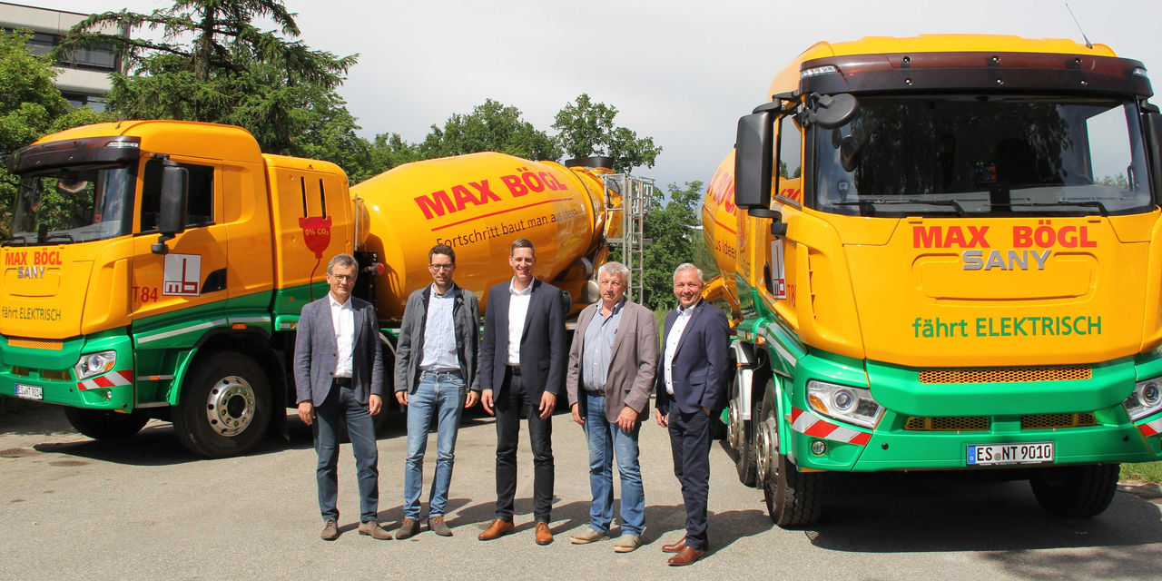 Bild von links: Richard Honig, Leiter Max Bögl Transport & Geräte / Philipp Hortolani, Max Bögl Roh- & Baustoffe – Leiter Mischanlagen / Stefan Bögl, Vorstandsvorsitzender / Erhard Wolfrum, Max Bögl Transport & Geräte – Leiter Logistik / Markus Richthammer, Vorstand.