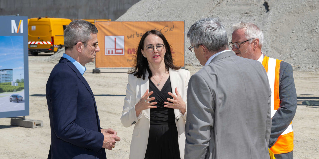 Eine Gruppe von 4 Personen bespricht sich