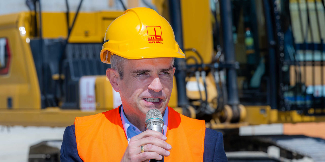 Max Bögl spricht in ein Mikrofon