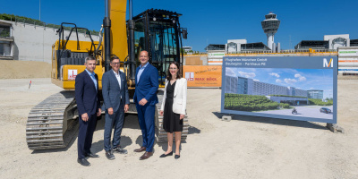 Bild von links: Max Bögl, Gesellschafter der Firmengruppe Max Bögl, Jens Arndt, Leiter Real Estate der Flughafen München GmbH (FMG), Jan-Henrik Andersson, Geschäftsführer Commercial und Security, und Nathalie Leroy, Geschäftsführerin Finanzen und Infrastruktur, läuteten zusammen mit den Projektbeteiligten offiziell den Baubeginn des neuen Parkhauses P8 ein.