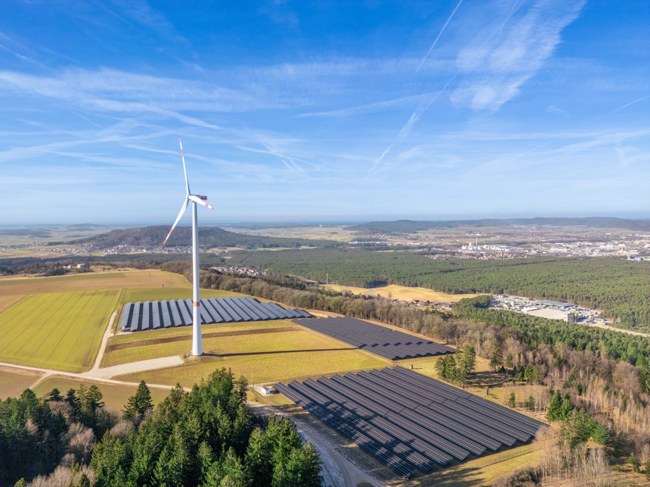 Der neue Energiepark Winnberg, bestehend aus Solarpark und Windenergieanlage