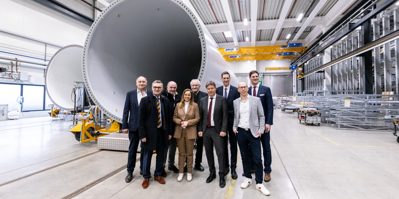 Gruppenbild von links: Josef Knitl (Vorstand Wind), Werner Brandenburger (Bürgermeister Gemeinde Sengenthal), Willibald Gailler (Landrat Landkreis Neumarkt), Karin Hammerl-Ranftl (Gesamtbetriebsratsvorsitzende), Johann Bögl sen., Robert Habeck (Vizekanzler und Bundesminister für Wirtschaft und Klimaschutz), Stefan Bögl (Vorstandsvorsitzender), Jürgen Joos (Kaufmännischer Leiter Vertrieb Wind / Energie – Max Bögl Wind AG), Johann Bögl (Gesellschafter)