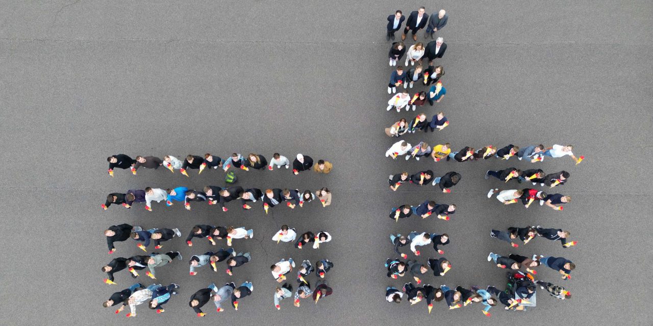 Foto:  98 Auszubildende und dual Studierende begannen zum Ausbildungsstart 2023 ihren neuen Lebensabschnitt bei Max Bögl am Standort Sengenthal i.d.OPf.