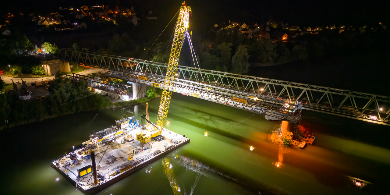 Erste Brückensegmente erfolgreich eingehoben