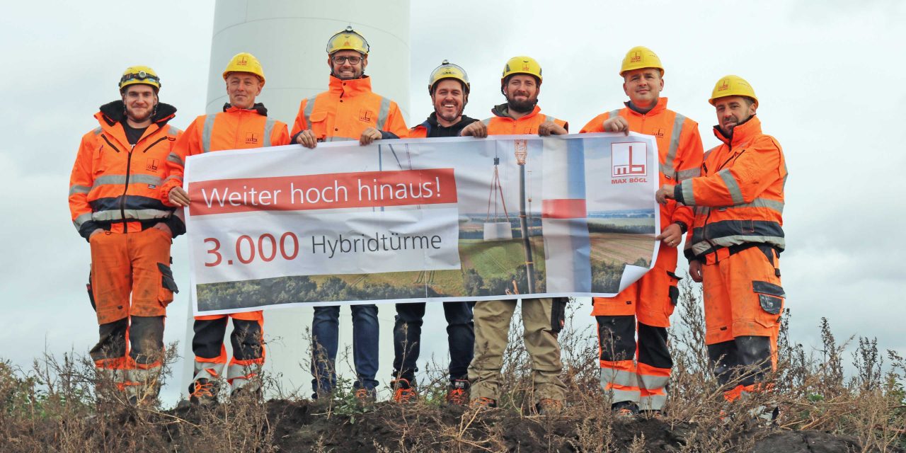Montage-Team vor dem 3.000. Hybridturm Bögl