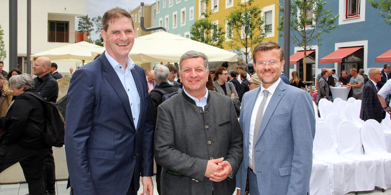 Bayerns Bauminister Christian Bernreiter (Mitte) begrüßte gemeinsam mit Nürnbergs Oberbürgermeister Marcus König (rechts) und Johann Bögl, dem Gesellschafter der Firmengruppe Max Bögl (links), am Montag neue Mieterinnen und Mieter. (Quelle: Firmengruppe Max Bögl / Florian Paul)