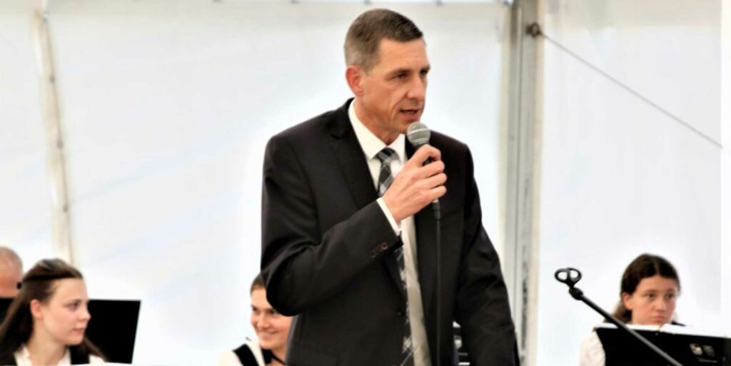 Stefan Bögl, Vorstandsvorsitzender der Firmengruppe Max Bögl, erklärte in seiner Ansprache: „Die Energiewende bedeutet für uns, die Energie auch dort zu erzeugen, wo sie verbraucht wird. Hier in Bayern haben wir einen großen Nachholbedarf im Ausbau der Windenergie“. Bild: Wust – Wind & Sonne, zum Abdruck frei.   