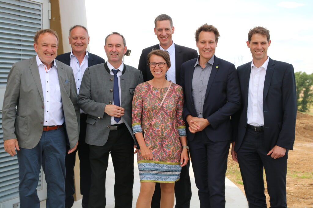 Die Windpark-Eröffnung am 24. Juni 2022 feierten (v.l.n.r.) Erich Wust, Gründer und Geschäftsführer der Wust – Wind & Sonne, Josef Knitl, Vorstand Wind der Firmengruppe Max Bögl, Hubert Aiwanger, Wirtschaftsminister Bayern, Nadine Paulus, Geschäftsführerin Wust – Wind & Sonne, Stefan Bögl, Vorstandvorsitzender der Firmengruppe Max Bögl, Ludwig Hartmann, Fraktionsvorsitzender der Grünen im Bayerischen Landtag sowie Michael Bögl, kaufmännischer Vorstand der Firmengruppe Max Bögl. Bild: Wust – Wind & Sonne, zum Abdruck frei.