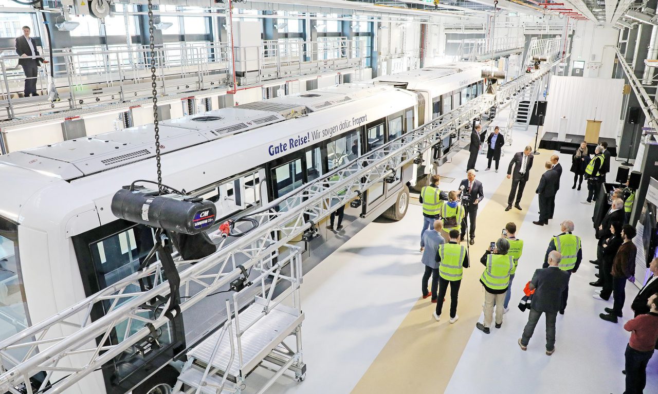 Die neue Sky Line-Bahn ergänzt das bestehende Transportsystem, das Passagiere bereits zwischen Terminal 1 und 2 nutzen.